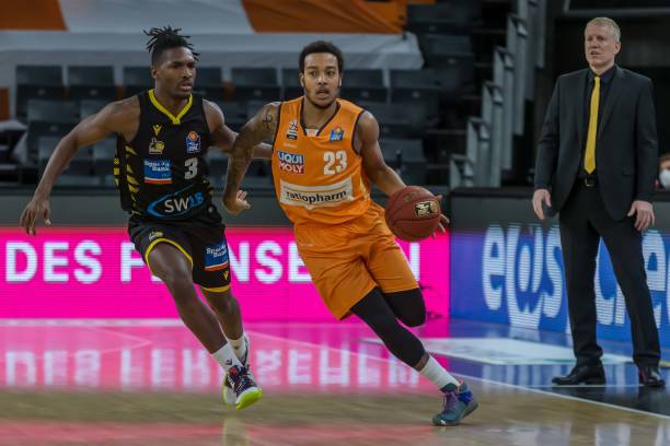 更为团结的 更为团结的